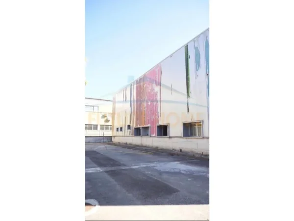 Tirane, shes ambjent biznesi Kati 0, 4.700 m² 3.600.000 € (Autostrda Tirane Durres)