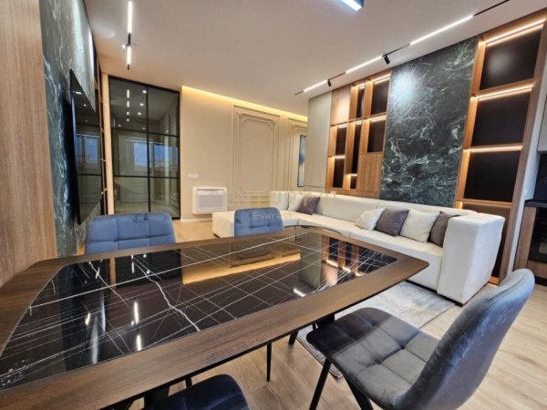 Tirane, jepet me qera apartament 2+1 Kati 8, 103 m² 1.600 € (Rruga e &quot;Barikadave&quot;, Qender)