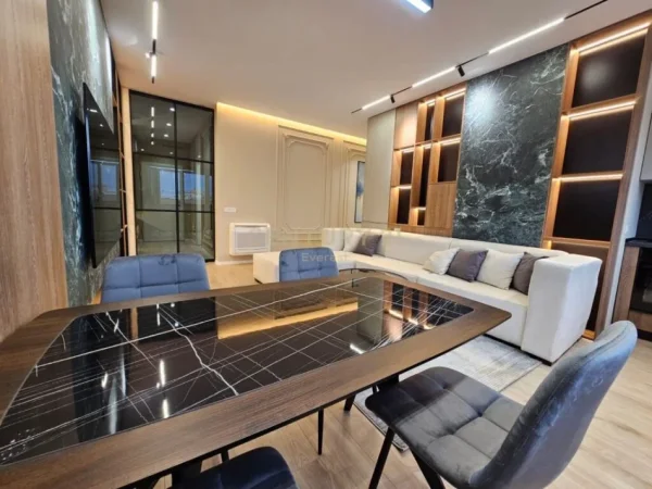 Tirane, jepet me qera apartament 2+1 Kati 8, 103 m² 1.600 € (Rruga e "Barikadave", Qender)