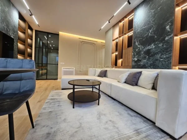 Tirane, jepet me qera apartament 2+1 Kati 8, 103 m² 1.600 € (Rruga e "Barikadave", Qender)