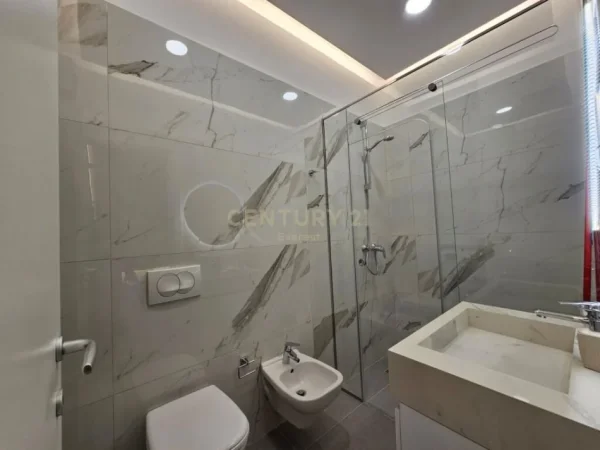 Tirane, jepet me qera apartament 2+1 Kati 8, 103 m² 1.600 € (Rruga e "Barikadave", Qender)