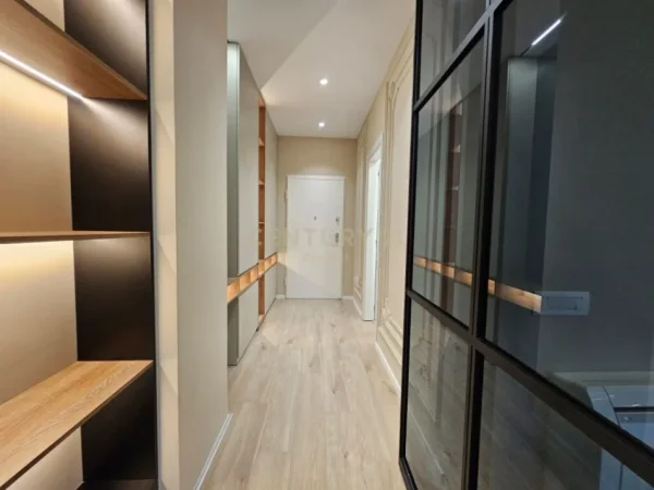 Tirane, jepet me qera apartament 2+1 Kati 8, 103 m² 1.600 € (Rruga e "Barikadave", Qender)