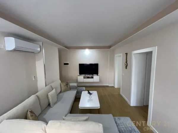 Tirane, jepet me qera apartament 1+1 Kati 1, 70 m² 800 € 
