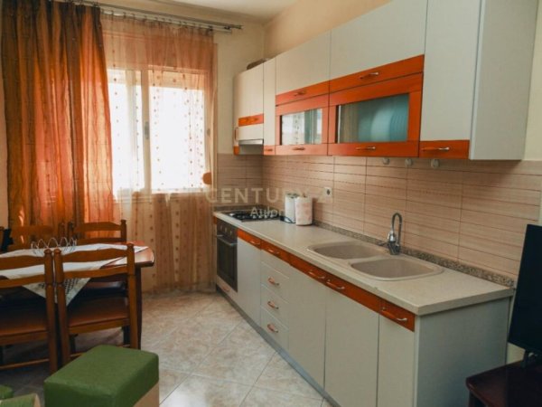 Vlore, jepet me qera apartament 2+1+Ballkon Kati 6, 81 m² 300 € (Rruga Haziz Xhyheri)