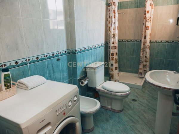 Vlore, jepet me qera apartament 2+1+Ballkon Kati 6, 81 m² 300 € (Rruga Haziz Xhyheri)