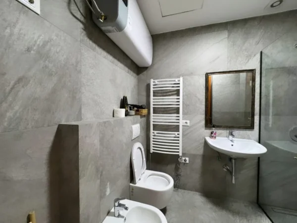 Tirane, shitet apartament 3+1 , 148 m² 350.000 € (Sheshi Skenderbej)