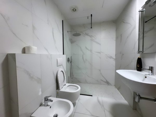 Tirane, shitet apartament 3+1 , 148 m² 350.000 € (Sheshi Skenderbej)