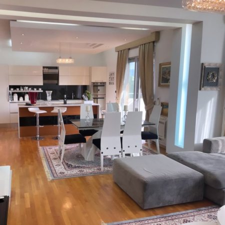 Tirane, jepet me qera apartament 2+1 , 140 m² 2.000 € (Blloku)