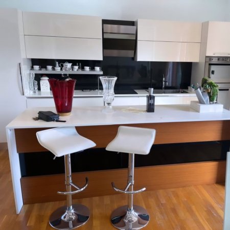 Tirane, jepet me qera apartament 2+1 , 140 m² 2.000 € (Blloku)