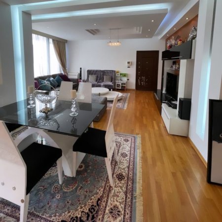Tirane, jepet me qera apartament 2+1 , 140 m² 2.000 € (Blloku)