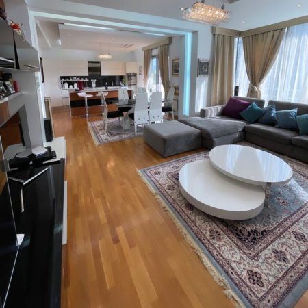 Tirane, jepet me qera apartament 2+1 , 140 m² 2.000 € (Blloku)