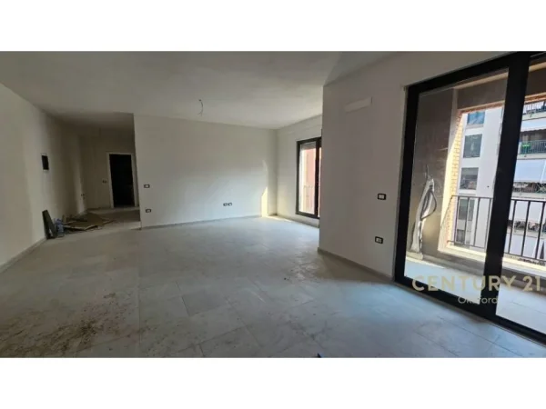 Tirane, jepet me qera apartament 2+1+Ballkon Kati 4, 98 m² 450 € (Unaza e Re, Astir)