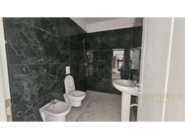 Tirane, jepet me qera apartament 2+1+Ballkon Kati 4, 98 m² 450 € (Unaza e Re, Astir)