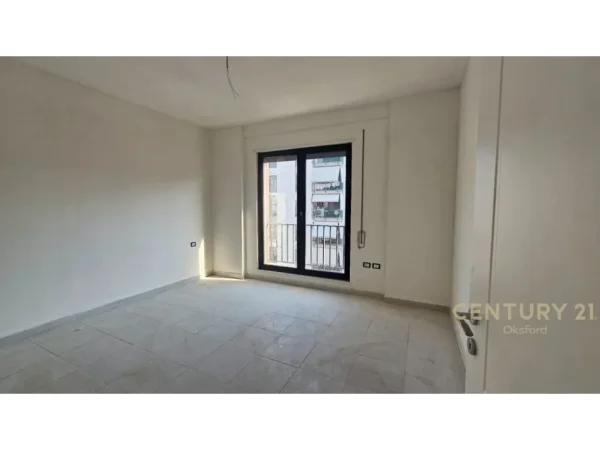 Tirane, jepet me qera apartament 2+1+Ballkon Kati 4, 98 m² 450 € (Unaza e Re, Astir)