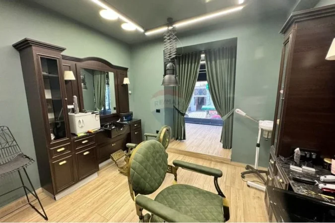 Tirane, jepet me qera dyqan Kati 0, 130 m² 2.500 € (ish blloku)