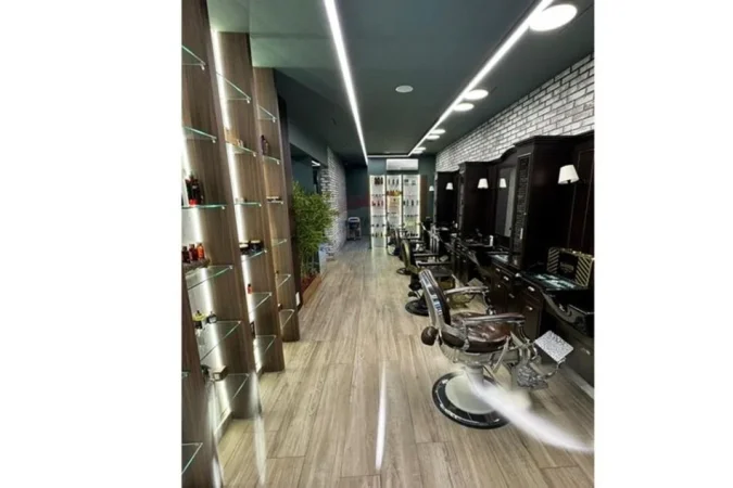 Tirane, jepet me qera dyqan Kati 0, 130 m² 2.500 € (ish blloku)