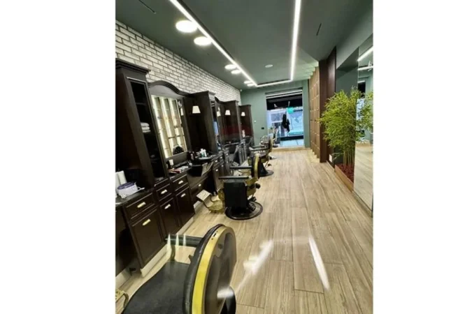 Tirane, jepet me qera dyqan Kati 0, 130 m² 2.500 € (ish blloku)