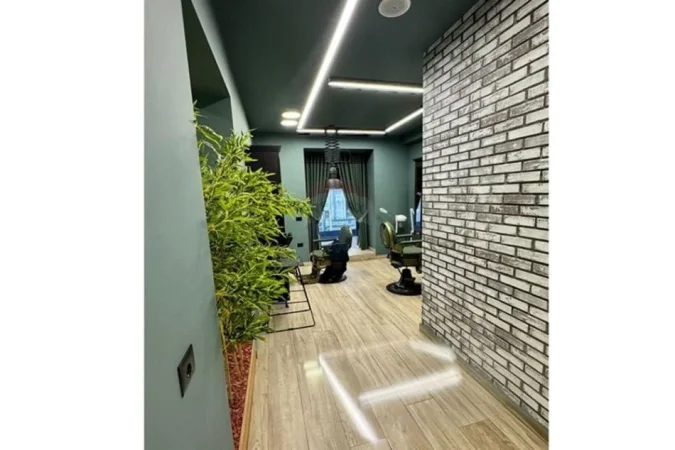 Tirane, jepet me qera dyqan Kati 0, 130 m² 2.500 € (ish blloku)