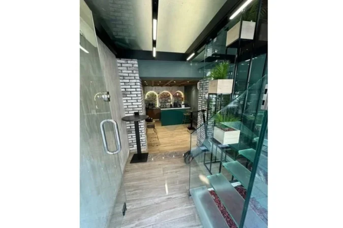 Tirane, jepet me qera dyqan Kati 0, 130 m² 2.500 € (ish blloku)