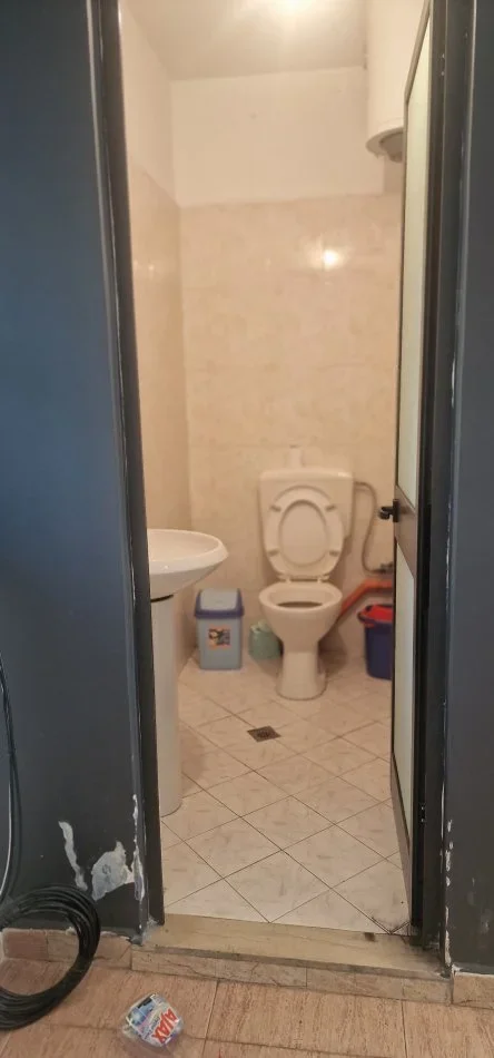 Tirane, shitet ambjent biznesi Kati 0, 42 m² (Stadiumi Dinamo)