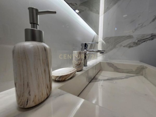 Tirane, jepet me qera apartament 2+1 Kati 8, 117 m² 1.600 € (qqender)