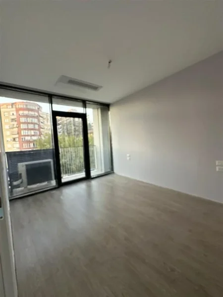 Tirane, jepet me qera zyre Kati 2, 67 m² 700 € (Lake View)