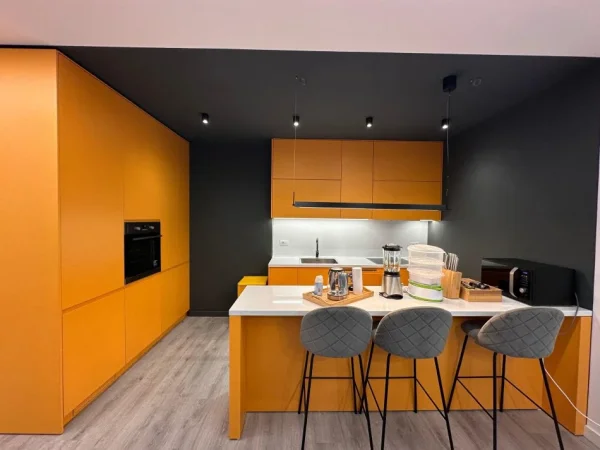Tirane, jepet me qera apartament 2+1 Kati 6, 130 m² 900 € (Turdiu)