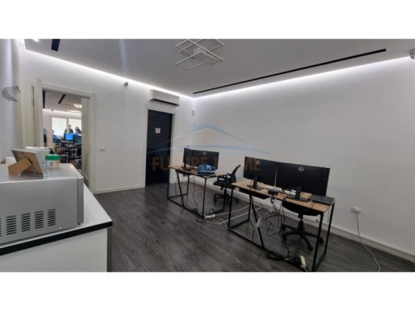 Tirane, jepet me qera apartament 3+1+Aneks+Ballkon Kati 6, 125 m² 1.900 € (Komuna e Parisit)