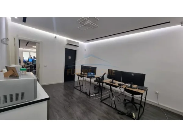 Tirane, jepet me qera apartament 3+1+Aneks+Ballkon Kati 6, 125 m² 1.900 € (Komuna e Parisit)