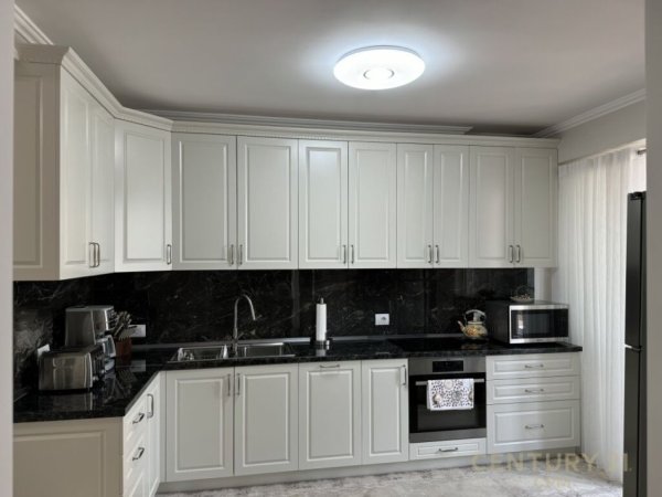 Tirane, shes apartament 2+1+Ballkon , 113 m² 280.000 € (Selvia, Rruga Barrikadave)