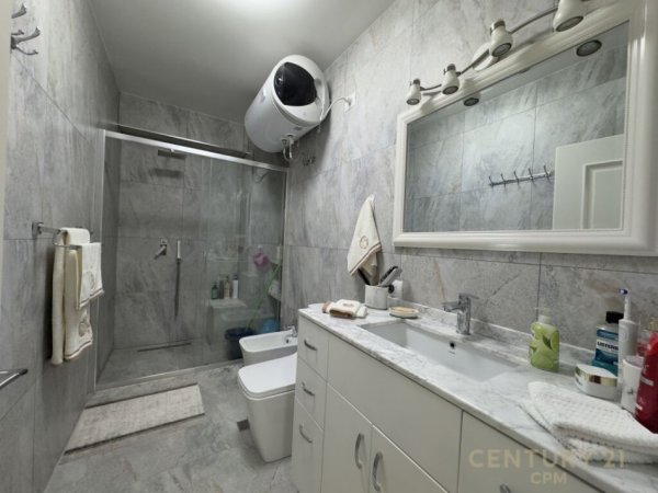 Tirane, shes apartament 2+1+Ballkon , 113 m² 280.000 € (Selvia, Rruga Barrikadave)