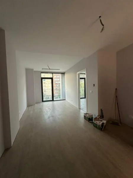Tirane, jepet me qera zyre Kati 3, 65 m² 700 € (Lake View)