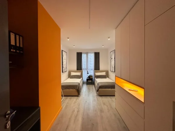 Tirane, jepet me qera apartament 2+1+Ballkon Kati 4, 130 m² 900 € (Ish Fusha e Aviacionit)