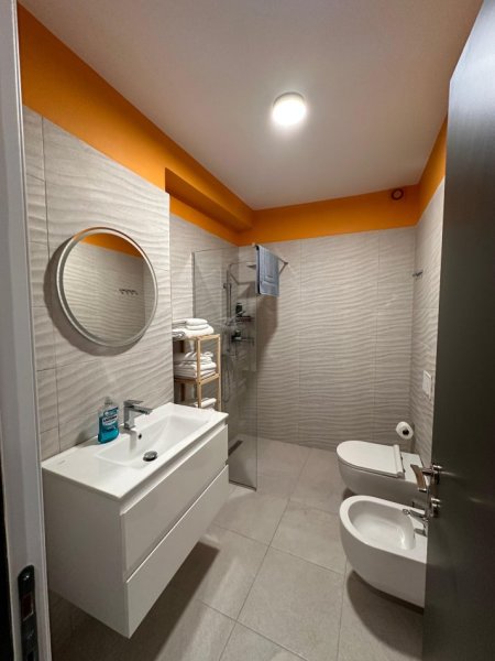 Tirane, jepet me qera apartament 2+1+Ballkon Kati 4, 130 m² 900 € (Ish Fusha e Aviacionit)