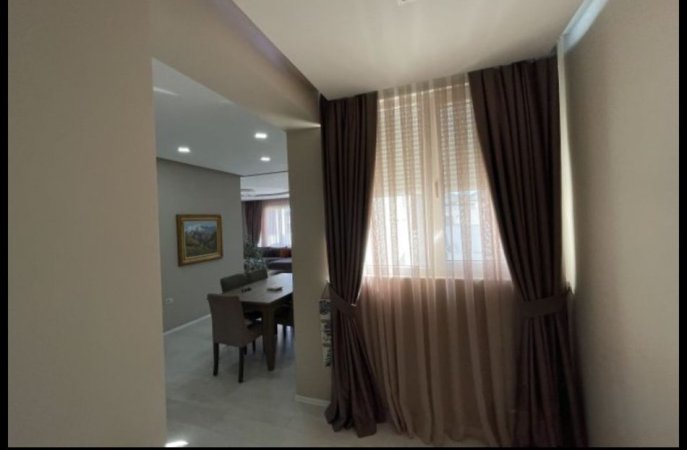 Tirane, jepet me qera apartament 3+1+Ballkon Kati 4, 190 m² 1.300 € (Liqeni i Thate)