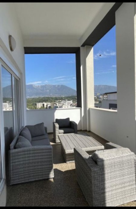 Tirane, jepet me qera apartament 3+1+Ballkon Kati 4, 190 m² 1.300 € (Liqeni i Thate)