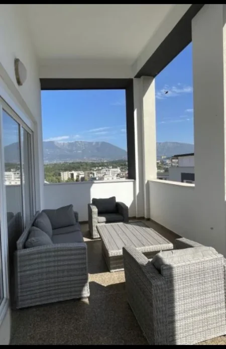 Tirane, jepet me qera apartament 3+1+Ballkon Kati 4, 190 m² 1.300 € (Liqeni i Thate)