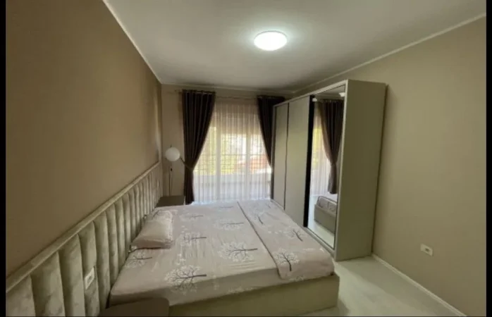 Tirane, jepet me qera apartament 3+1+Ballkon Kati 4, 190 m² 1.300 € (Liqeni i Thate)