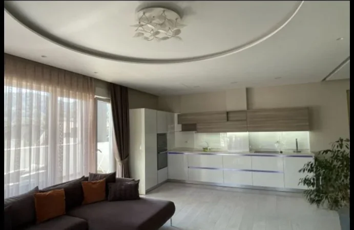 Tirane, jepet me qera apartament 3+1+Ballkon Kati 4, 190 m² 1.300 € (Liqeni i Thate)