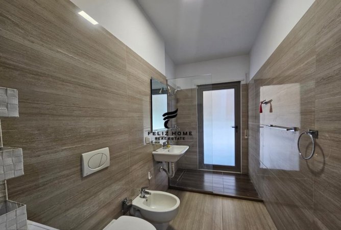 Tirane, jepet me qera apartament 3+1+Ballkon Kati 7, 128 m² 1.000 € (RRUGA E KAVAJES)