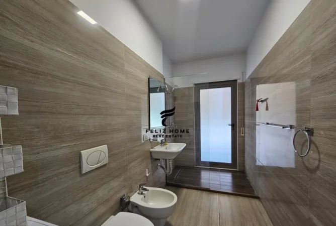 Tirane, jepet me qera apartament 3+1+Ballkon Kati 7, 128 m² 1.000 € (RRUGA E KAVAJES)