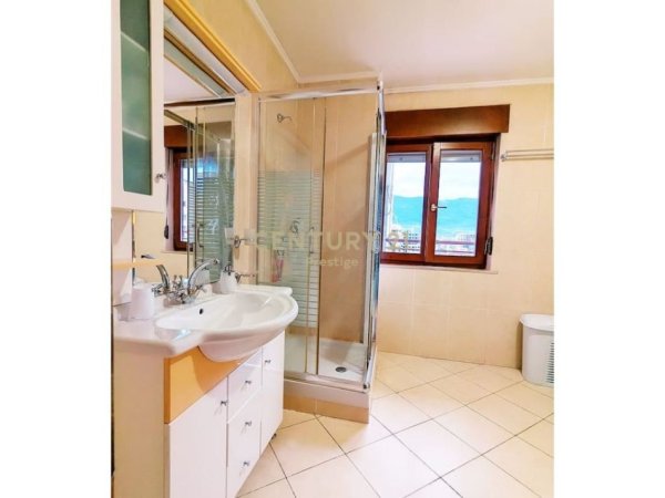 Tirane, jepet me qera apartament 2+1 Kati 9, 141 m² 700 € (9-KATSHET)