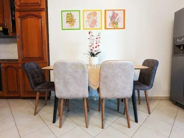 Tirane, jepet me qera apartament 2+1 Kati 9, 141 m² 700 € (9-KATSHET)