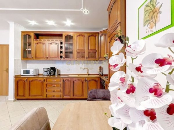 Tirane, jepet me qera apartament 2+1 Kati 9, 141 m² 700 € (9-KATSHET)