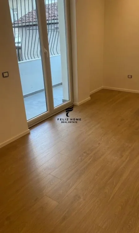 Tirane, jepet me qera zyre Kati 2, 63 m² 950 € (RRUGA E KAVAJES)