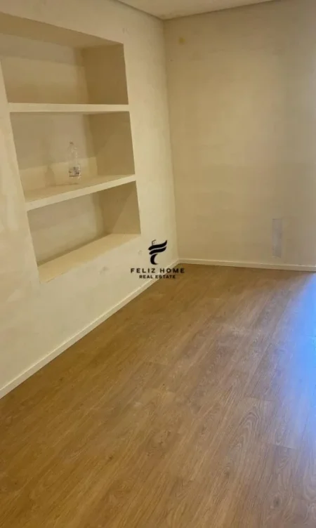 Tirane, jepet me qera zyre Kati 2, 63 m² 950 € (RRUGA E KAVAJES)