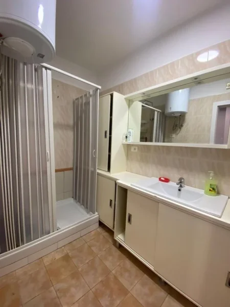 Tirane, jepet me qera apartament 2+1+Ballkon Kati 13, 133 m² 1.100 € (Ish ekspozita)