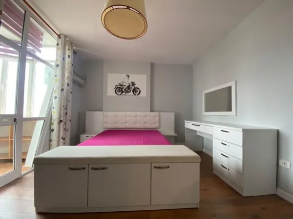 Tirane, jepet me qera apartament 2+1+Ballkon Kati 13, 133 m² 1.100 € (Ish ekspozita)