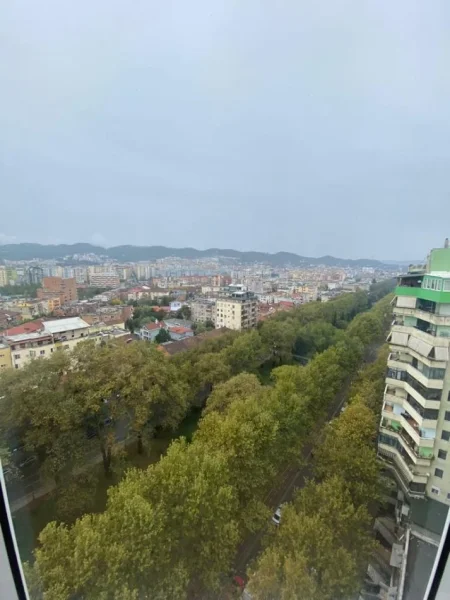 Tirane, jepet me qera apartament 2+1+Ballkon Kati 13, 133 m² 1.100 € (Ish ekspozita)