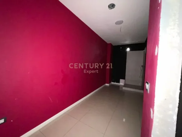 Tirane, jepet me qera ambjent biznesi Kati 0, 107 m² 800 € (rruga e Astir)
